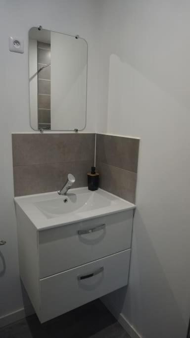 Cosy T2 Wifi Parking Proche Gare Centre Ville Saint-Quentin  Buitenkant foto